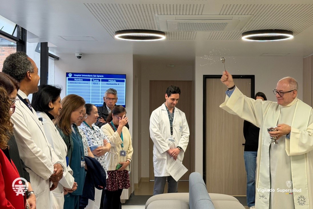 Padre Luis Fernando Múnera Congote, S.J., bendición de la Sala de Procedimientos del Séptimo Piso.