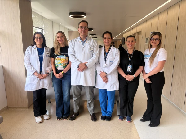 Equipo de Operación Sonrisa Colombia y del Hospital Universitario San Ignacio durante la consolidación de la alianza para beneficiar a niños y niñas con labio fisurado y paladar hendido.