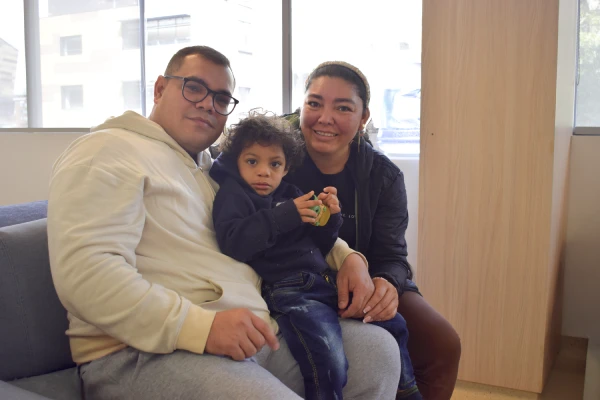 Familia beneficiada por la alianza entre Operación Sonrisa Colombia y el Hospital Universitario San Ignacio para la atención de pacientes con labio fisurado y paladar hendido.